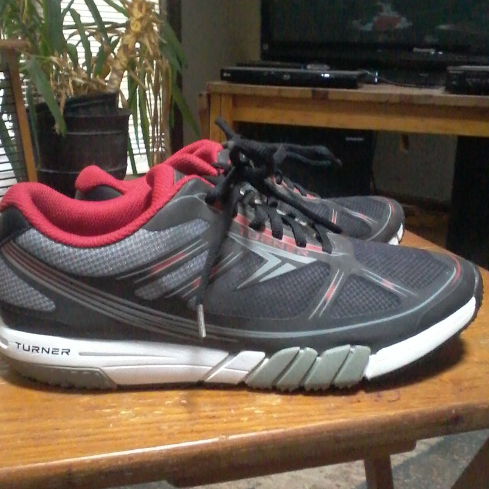 Turner  Mens running shoes    10.5